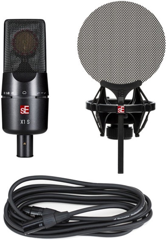 Zwarte microfoon, popfilter op houder, en zwarte audiokabel.