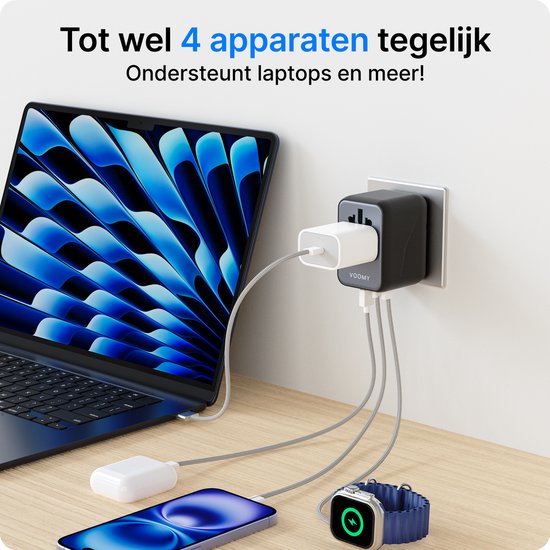 Een laptop, smartphone, smartwatch en oplaaddoosje aangesloten op een Voomy reisstekker, die in een wandcontactdoos is geplaatst. Tot 4 apparaten tegelijk.