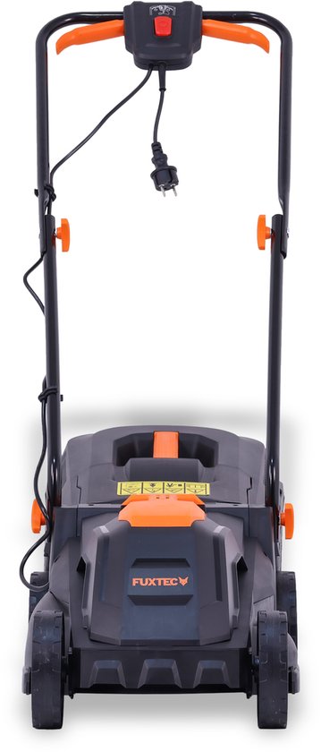 Zwarte elektrische FUXTEC grasmaaier met oranje handgrepen, van voren gezien.