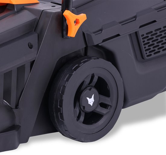 Zwarte FUXTEC grasmaaier met een oranje wielmoer.