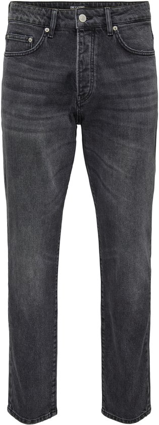 Man in donkere, rechte jeans met knoopsluiting en opgestikte achterzakken.