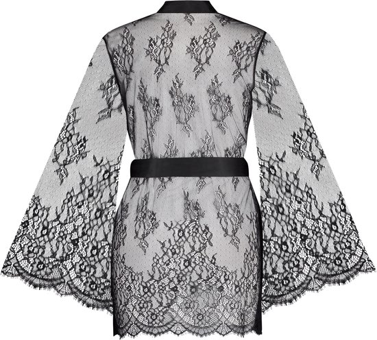 Achterkant van een zwarte kanten kimono met satijnen ceintuur en wijde mouwen.