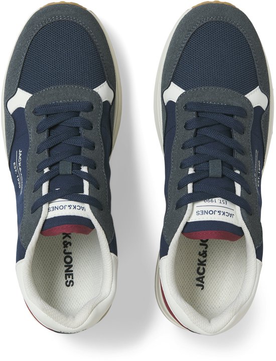 Donkerblauwe sneakers met suède en mesh inzetstukken, wit en bordeauxrode accenten. Merknaam "JACK & JONES EST. 1990" op de zijkant.