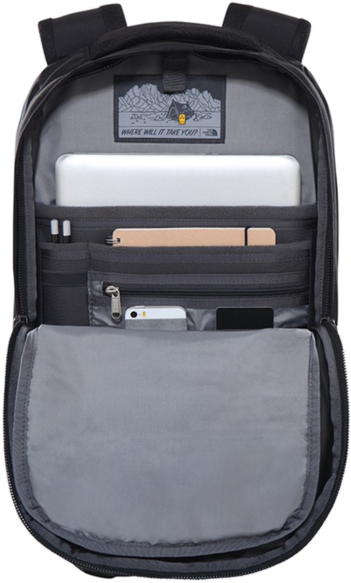 Zwarte rugzak met binnenvakken, een laptophoes en een kaartlabel met 'Where Will It Take You?'.
