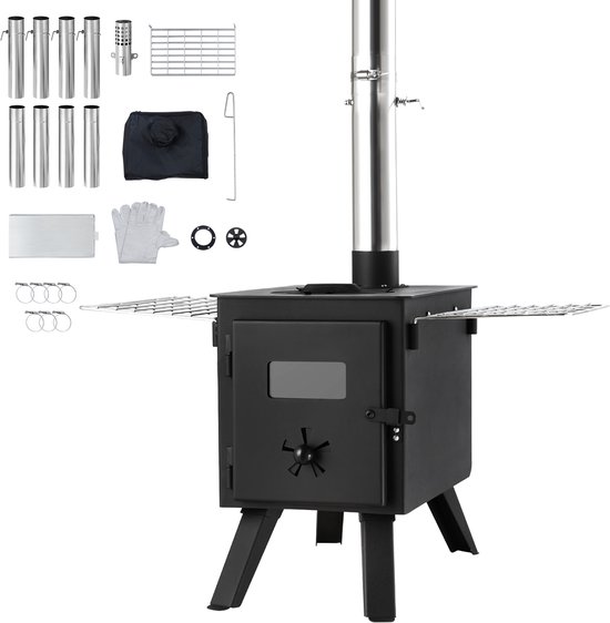 Zwarte campingkachel met schoorsteen, brede planken, een pan met kebabs en diverse accessoires.