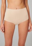Model draagt een nude damesmaxi-slip van biologisch katoen.