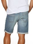 Achterkant, man draagt blauwe denim short met omgeslagen broekspijpen en zakdetails.