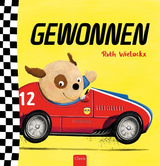 Een hond in een rode raceauto met nummer 12 op de zijkant. De hond zwaait met zijn poot. De titel 'GEWONNEN' staat bovenaan.