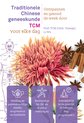 Boekomslag voor 'Traditionele Chinese geneeskunde voor elke dag' met bloem, specerijen en iconen voor voeding, beweging en dagprogramma's.
