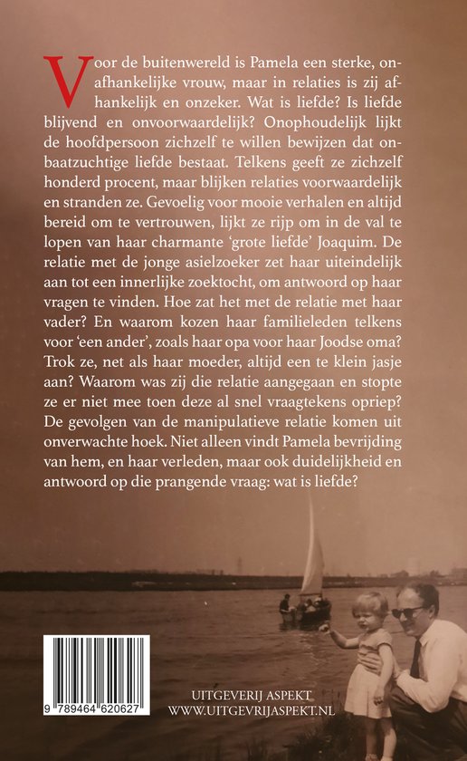 Achterkant boek 'Gekke jij'. Tekst over Pamela en liefde. Een foto van een gezin op het strand.