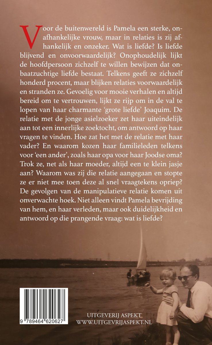 Achterkant boek 'Gekke jij'. Tekst over Pamela en liefde. Een foto van een gezin op het strand.