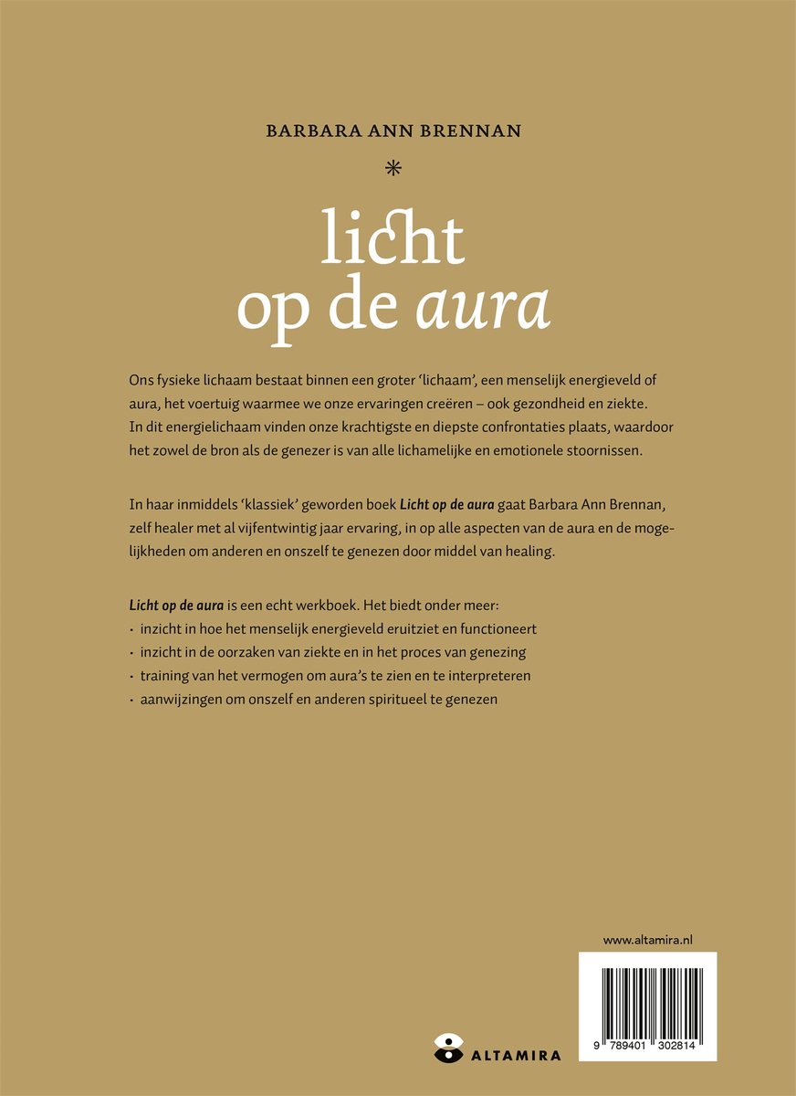 Boek met de titel 'Licht op de aura' van Barbara Ann Brennan. De achterkant van het boek toont tekst en een barcode.