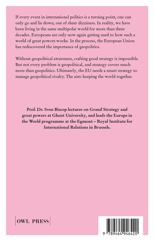 Achterkant van een boek met tekst over geopolitiek, de Europese Unie en Sven Biscop. De achtergrond is roze met een streepjescode.