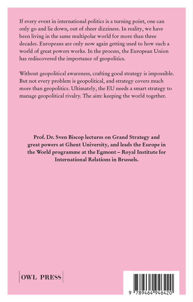 Achterkant van een boek met tekst over geopolitiek, de Europese Unie en Sven Biscop. De achtergrond is roze met een streepjescode.