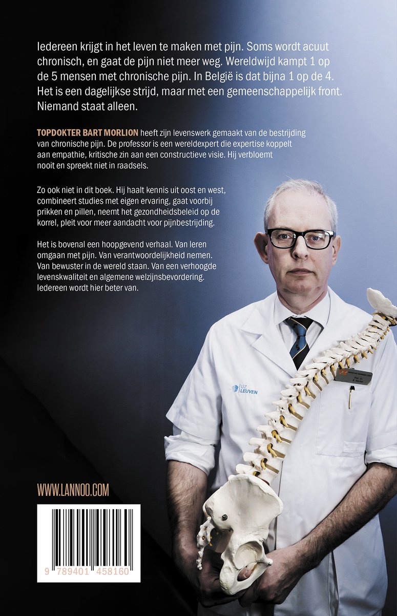 Professor Bart Morlion, gekleed in een witte doktersjas met stropdas, houdt een menselijk ruggengraatmodel vast. Logo 'KU Leuven' op de jas.