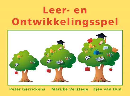 Deksel van het Leer- en ontwikkelingsspel met drie bomen die elk verschillende leermiddelen en accessoires bevatten, zoals een voetbal, muzieknoten en boeken.