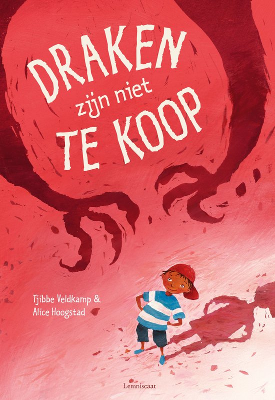 Couverture de livre avec le titre 'Draken zijn niet te koop'. Un garçon avec une casquette se tient devant un dragon rouge.