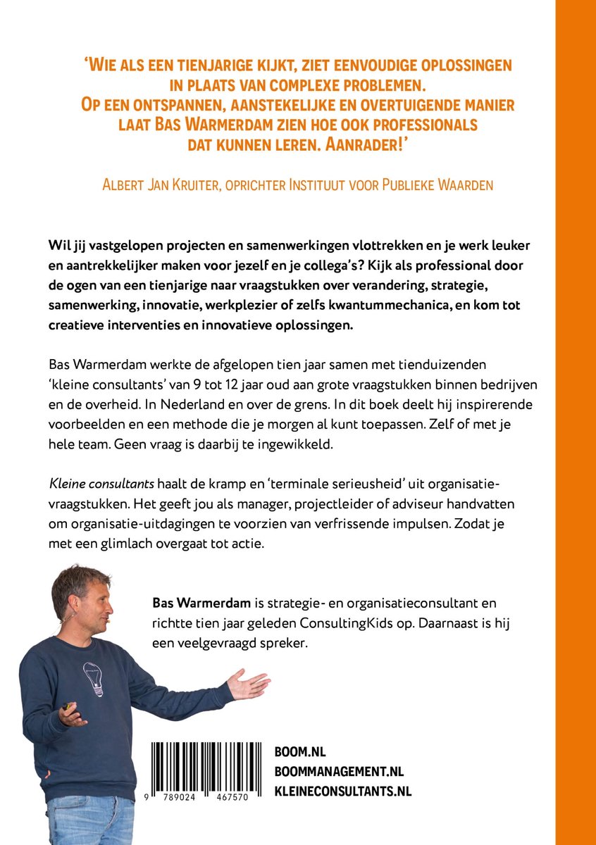 Man in grijs shirt, op de voorgrond, staat met zijn rug naar de camera, met de tekst "BAS WARMERDAM is stratege- en organisatieconsultant en richtte tien jaar geleden ConsultingKids op. Daarnaast is hij een veelgevraagd spreker."