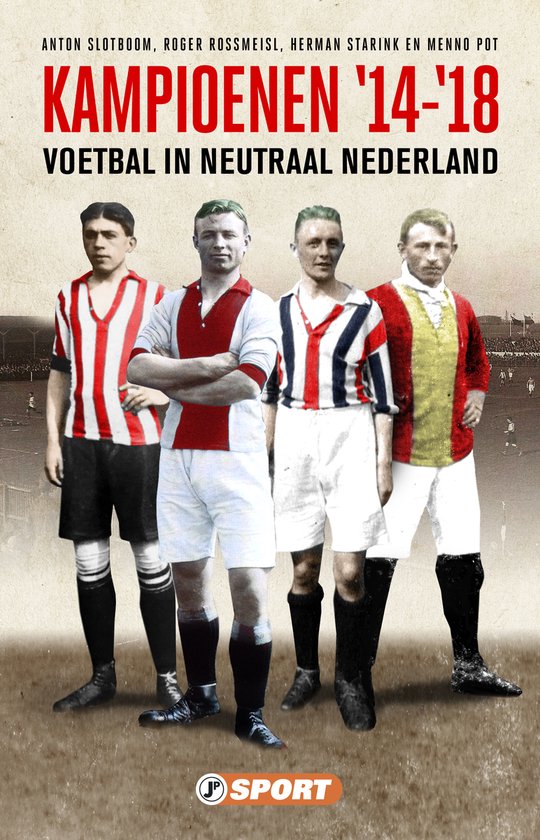 Vier voetballers in retro outfits. Twee met rood-witte gestreepte shirts, twee met andere patronen.