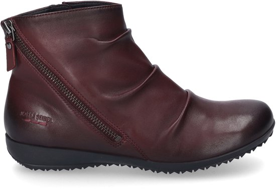 Donkerrode enkellaars van leer met ritsdetail aan de buitenkant en 'Josef Seibel' logo.