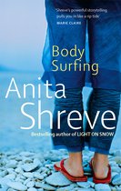 Boek Body Surfing van Anita Shreve, met een afbeelding van de benen en voeten van een persoon in rode sandalen, staand op een kiezelstrand.