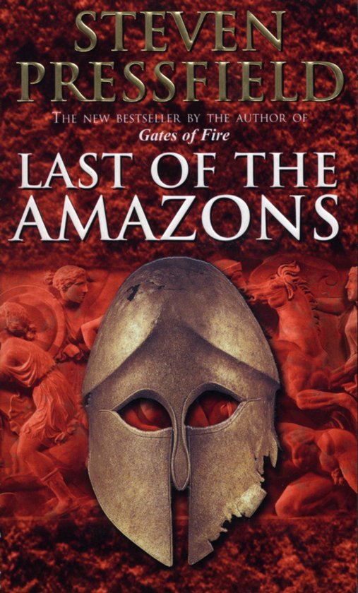 Boekomslag van "Last of the Amazons" van Steven Pressfield met een verweerd bronzen helm op de voorgrond en rode bas-reliëfs van krijgers.