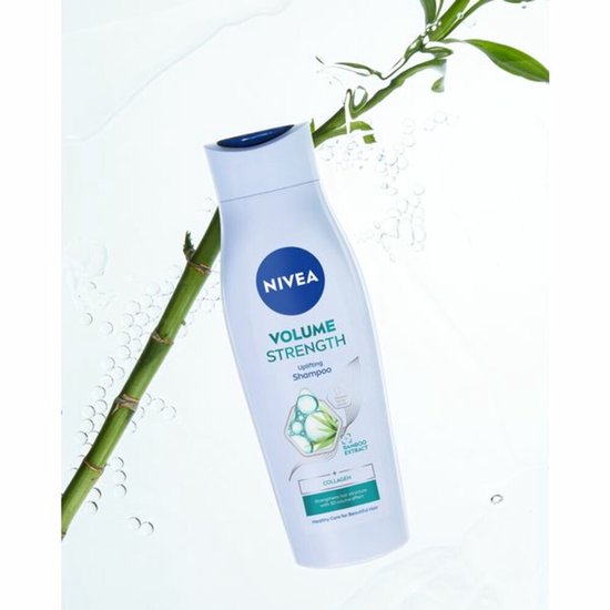 NIVEA Volume Strength shampoo fles met een bamboetak en waterdruppels.
