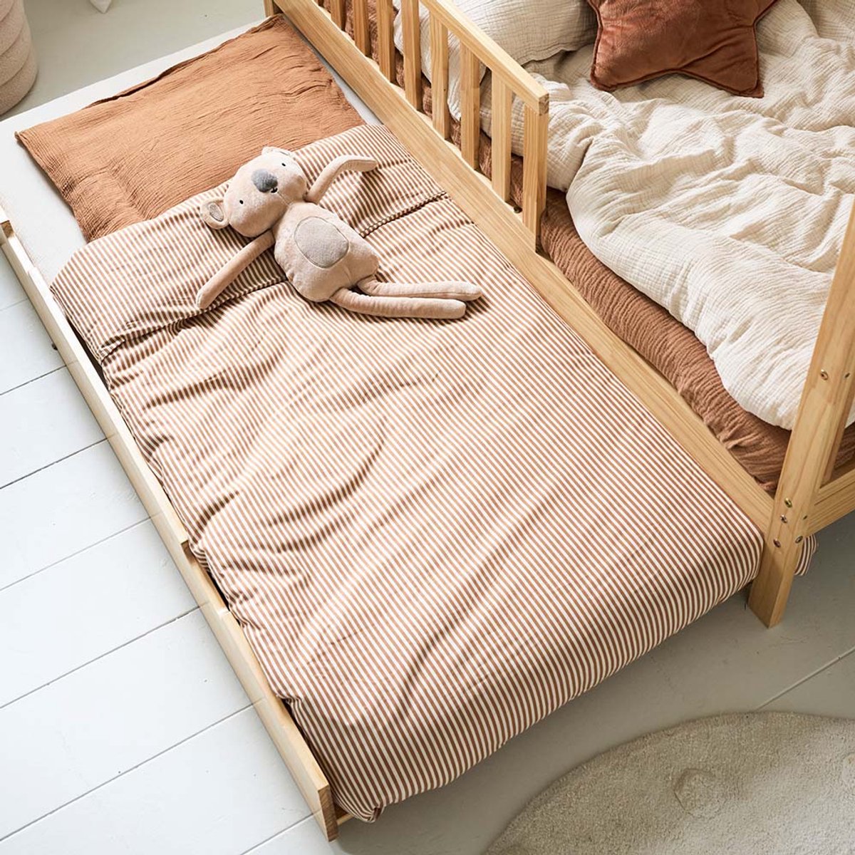 Petite Amélie Onderschuifbed voor Bedhuisje «Maison» 80 x 160 cm - Naturel – Grenenhout – Soepel Rollende Wieltjes – 100 kg Draagkracht