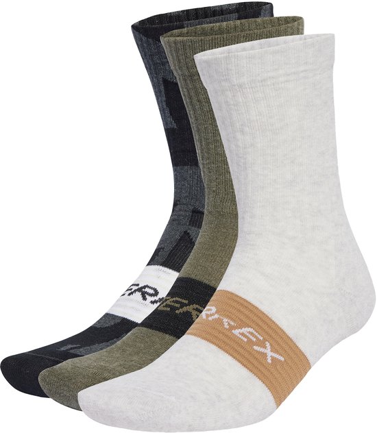 Drie paar sokken: zwart met camouflage, groen en wit met bruine band.