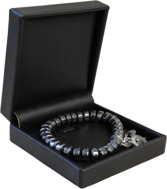 Hematiet armband met facet geslepen kraaltjes en een zilverkleurige cirkelbedel met zirkonia.