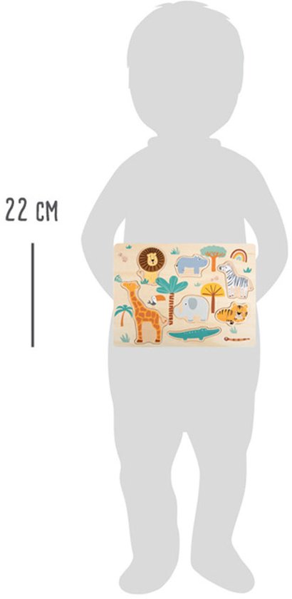 Een kind van ongeveer 22 cm hoog houdt een houten puzzel met safari-dieren vast. De puzzel is op de borst van het kind.