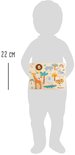Een kind van ongeveer 22 cm hoog houdt een houten puzzel met safari-dieren vast. De puzzel is op de borst van het kind.