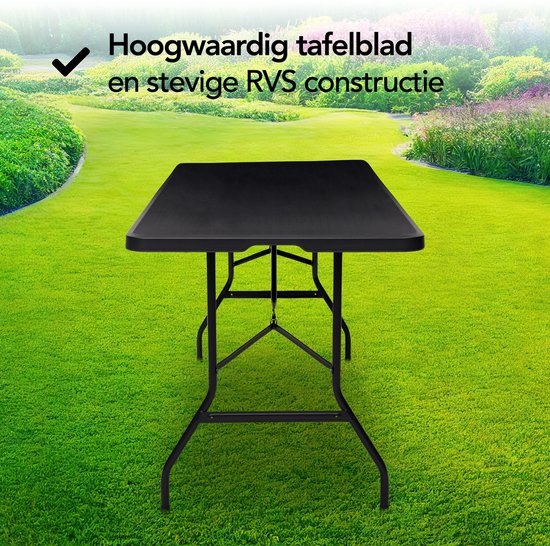 Zwarte tafel met hoogwaardig tafelblad en RVS constructie in tuin.