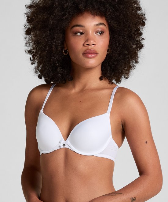 Model met witte voorgevormde plunge bh, verstelbare bandjes en klein strikje in het midden.