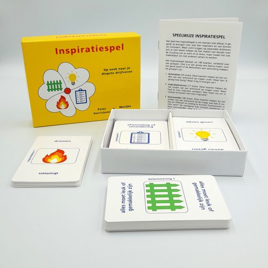 Doos en kaarten van het Inspiratiespel. De doos is geel met rode tekst. De kaarten hebben illustraties zoals een hek, een gloeilamp, een checklist en vuur.