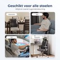 Collage van 4 afbeeldingen die het grijze rugkussen tonen op een eetkamerstoel, bank, in een auto en op een bureaustoel.