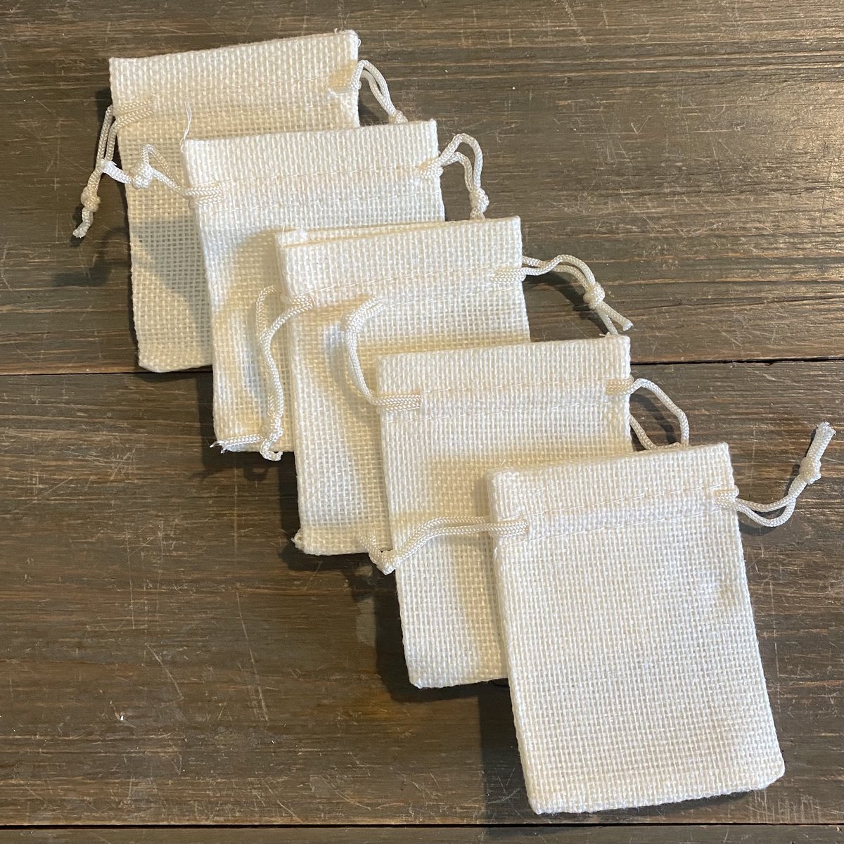 5x Jute Zakje Wit / Ecru met koord ± 7x9 cm - Cadeau - Geschenk - Decoratief - Cadeauverpakking - Feest - Kinderfeestje