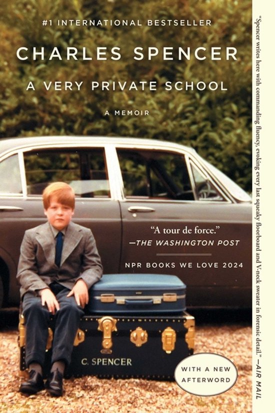 Boek 'A Very Private School' van Charles Spencer, met een jongen in een pak zittend voor een auto met koffers.