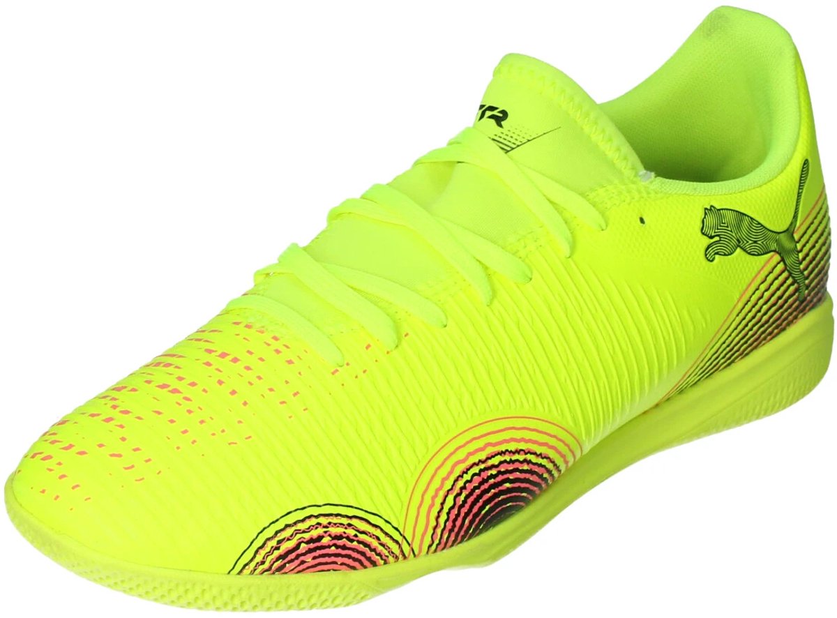 Puma Future 8 Play It Low voetbalschoenen in felgeel met reliëflijnen en LYCRA® slip-on tong, maat EU 41.