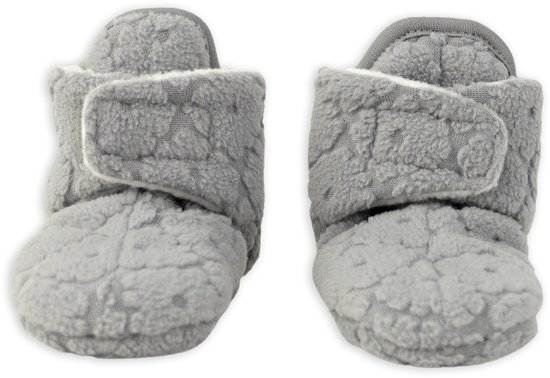 Grijze babyslofjes met ruitpatroon en klittenbandsluiting, met witte fleece voering.