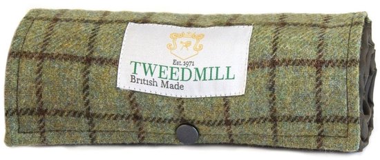 Opgerold picknickkleed met een bruin-groen ruitpatroon en een wit label 'TWEEDMILL British Made'.