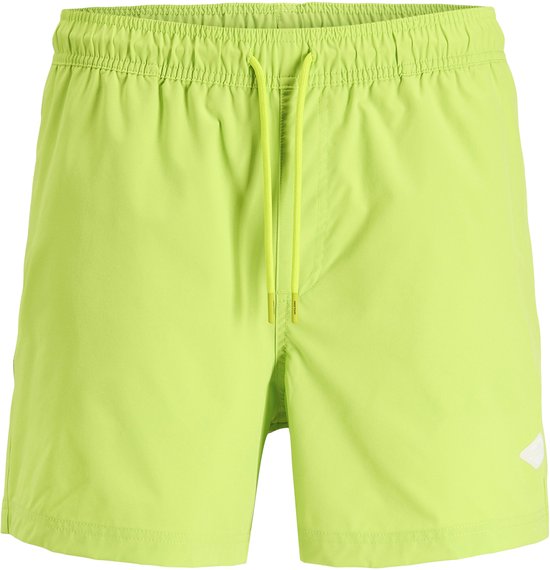 Short de bain vertâtre vif avec cordon et logo blanc sur la jambe.
