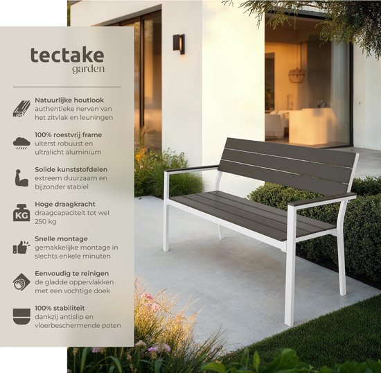 Donkerbruine tuinbank met wit frame, zittend op een betegeld terras, omringd door groen.