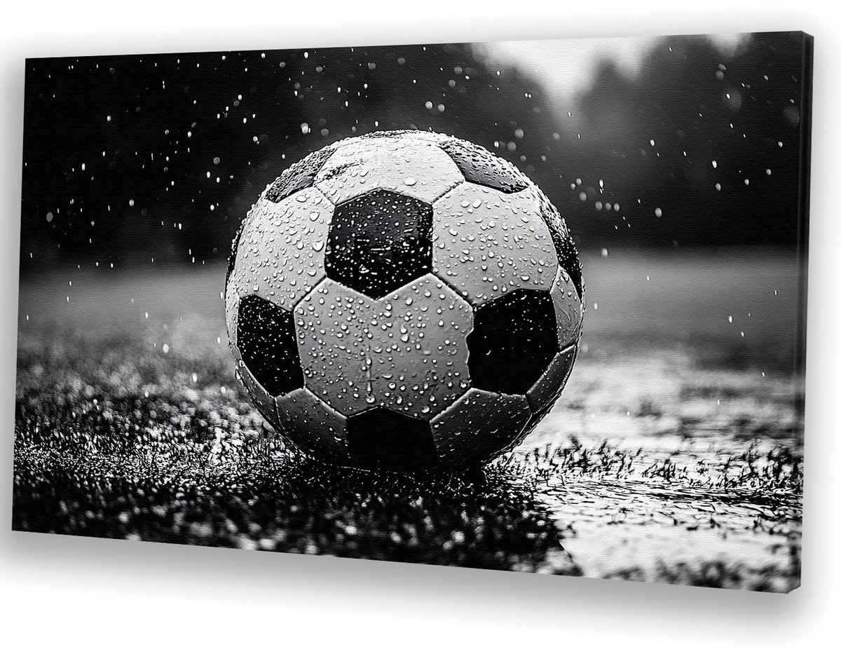 Zwart-wit voetbal in regen - Voetbal schilderij op canvas - Canvas sport - Hyperrealisme - Muurdecoratie industrieel - Wanddecoratie slaapkamer - Canvas 60x40 cm