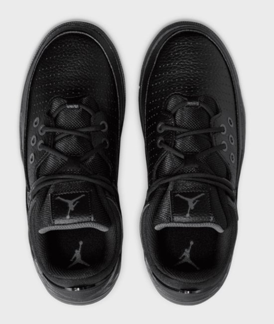 Bovenlichteraanzicht van zwarte Jordan Max Aura 5 sneakers met Jordan-logo op de tong.