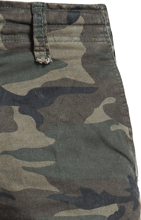 Camouflage patroon op een broek, close-up van de tailleband.