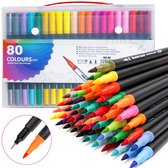80 kleuren - Dubbelzijdige kalligrafiepenselenset - Dubbelzijdige viltstiftpenselen - Inclusief opbergdoos - Eén uiteinde heeft een fijnere lijn - Geschikt voor bullet journaling, kalligrafie, strips, kleurboeken en handtekenen