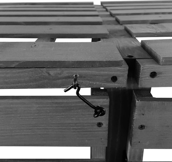 Zwarte metalen grendel op de grijze houten structuur van de containerberging.