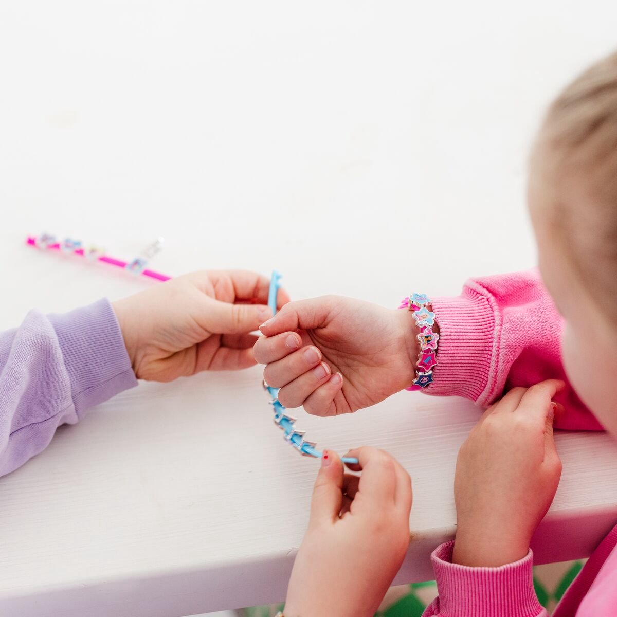 Barbie Totum 3 schuif armbandjes maken met 18 bedels - speelgoed meisjes vanaf 3 jaar - sieraden knutselset peuter kleuter — afbeelding 10