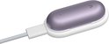Paars PLAUD NotePin-apparaat in oplaaddock met USB-C-kabel.